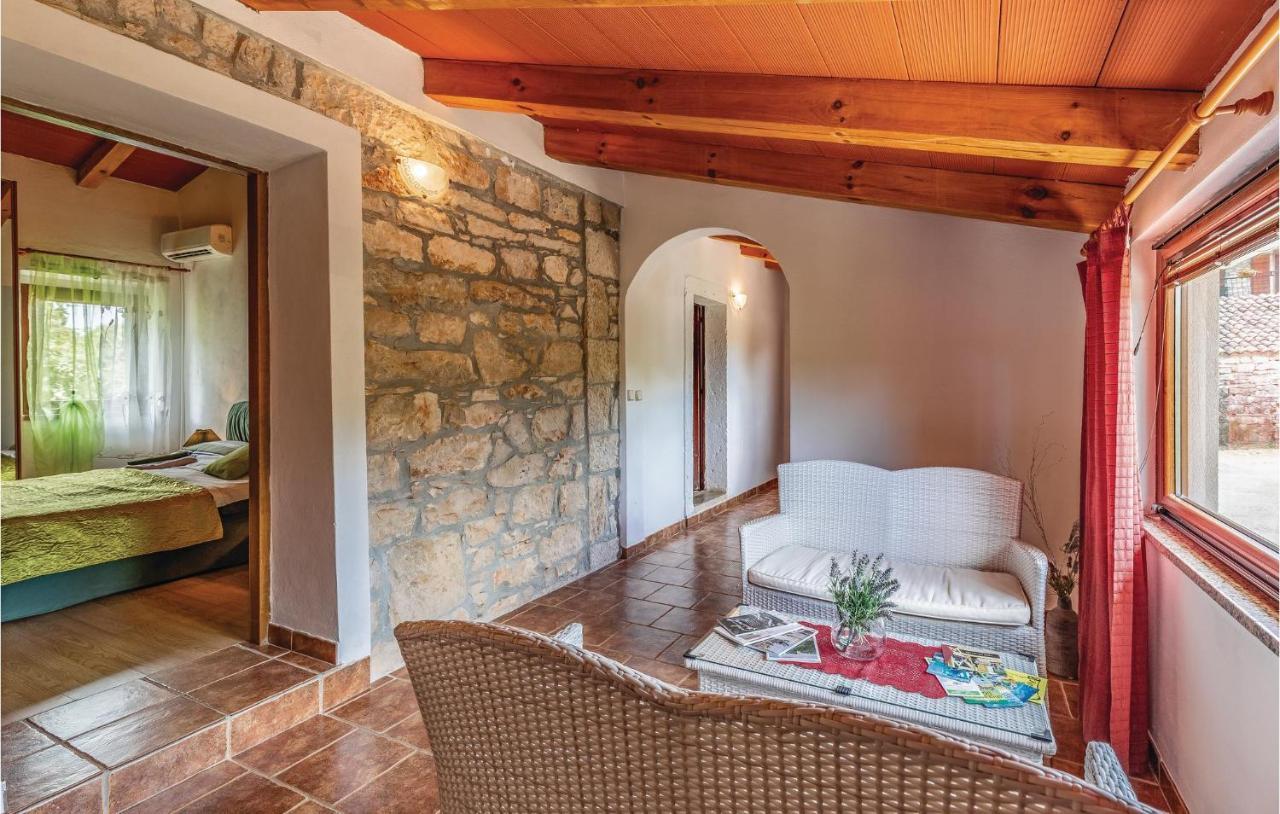 2 Bedroom Amazing Home In Rakotule Εξωτερικό φωτογραφία