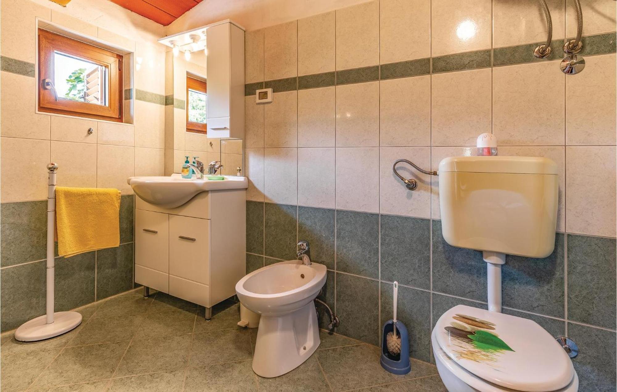 2 Bedroom Amazing Home In Rakotule Εξωτερικό φωτογραφία