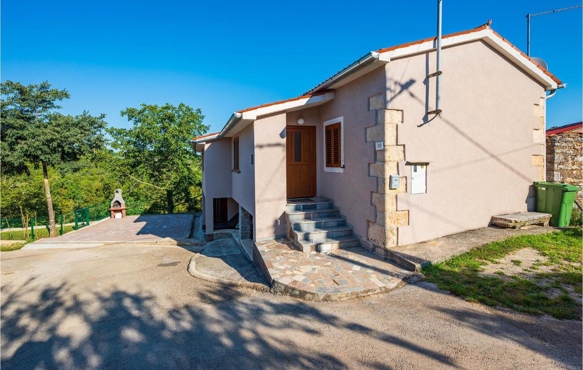 2 Bedroom Amazing Home In Rakotule Εξωτερικό φωτογραφία